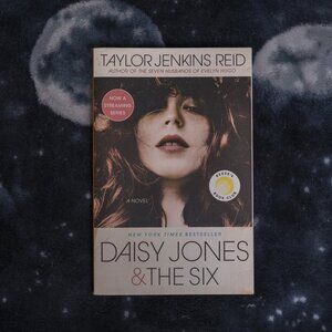 Daisy Jones & The Six Softcover Book - Taylor Jenkins Reid - Great Condition